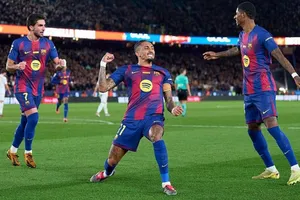 Raphinha lập cú đúp giúp Barcelona đánh bại Osasuna 2-0 nới rộng khoảng cách dẫn đầu lên 7 điểm.