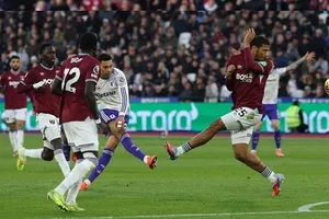 Morgan Rogers (giữa) ghi bàn ấn định chiến thắng cho Aston Villa