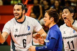 Osaka Bluteon (Nhật Bản) tạo nên cú sốc đầu tiên của giải.