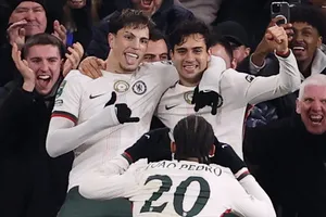 Alejandro Garnacho (trái) tỏa sáng với cú đúp giúp Chelsea thắng 3-1 trước Cardiff City.