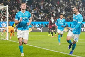 Rasmus Hojlund kiến tạo và tự mình ghi bàn giúp Napoli đánh bại AC Milan 2-0 để vào chung kết Siêu cúp Italy.