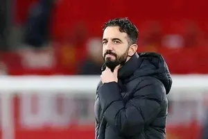 HLV Ruben Amorim gợi ý có thể từ bỏ sơ đồ 3-4-3 và Man.United chơi với hàng thủ 4 người.