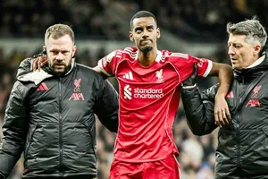 Alexander Isak có thể phải nghỉ thi đấu dài hạn sau khi dính chấn thương đầu gối.
