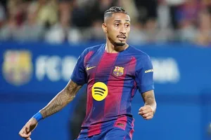 HLV Hansi Flick tức giận khi Raphinha bị loại khỏi đội hình tiêu biểu của FIFA.