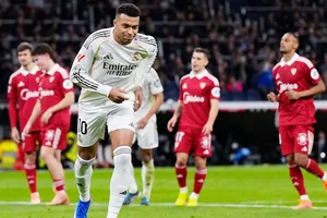 Kylian Mbappe san bằng kỷ lục ghi 59 bàn của Cristiano Ronaldo trong một năm dương lịch.