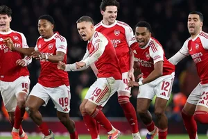 Arsenal vào bán kết Cúp Liên đoàn bằng chiến thắng nghẹt thở 8-7 trong loạt sút luân lưu trước Crystal Palace.