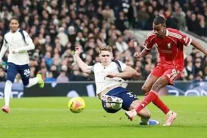 Pha vào bóng nguy hiểm của Van de Ven làm gãy chân Isak