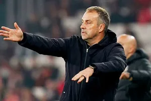 HLV Hansi Flick đang nỗ lực giải quyết cuộc khủng hoảng chấn thương nơi hàng phòng ngự.