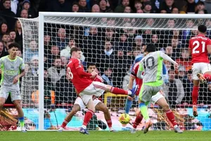 Rayan Cherki ấn định chiến thắng 2-1 cho Manchester City