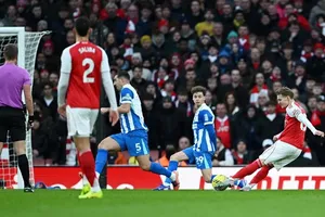 Martin Odegaard (phải) mở tỷ số cho Arsenal