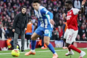 HLV Mikel Arteta nghẹt thở chứng kiến Arsenal thắng sít sao Brighton 2-1 tại Emirates. 