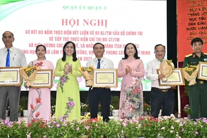 Đồng chí Nguyễn Thị Lệ, Phó Bí thư Thành ủy và đồng chí Nguyễn Thanh Xuân, Bí thư Quận ủy quận 3 trao giấy khen đến các tập thể, cá nhân điển hình. Ảnh: VIỆT DŨNG