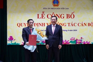 Đồng chí Nguyễn Văn Du, Phó Chánh án TAND Tối cao (bên phải) trao quyết định và chúc mừng tân Vụ trưởng Vụ công tác phía Nam TAND Tối cao