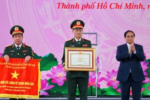 Thủ tướng Chính phủ Phạm Minh Chính chúc mừng Lực lượng vũ trang TPHCM đón nhận danh hiệu Anh hùng lực lượng vũ trang nhân dân. Ảnh: HOÀNG HÙNG