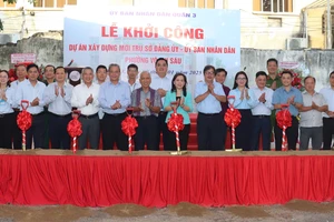 Các đại biểu thực hiện nghi thức khởi công