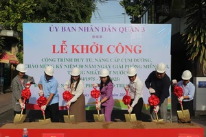 Bí thư Quận ủy quận 3 Nguyễn Thanh Xuân (áo tím) và các đại biểu thực hiện nghi thức khởi công công trình chào mừng kỷ niệm 50 năm Ngày Giải phóng miền Nam, thống nhất đất nước