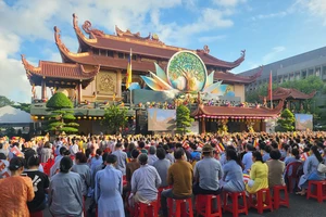 Hàng ngàn Tăng ni, Phật tử tham dự Đại lễ Phật đản Phật lịch 2569. Ảnh: THÀNH CHUNG