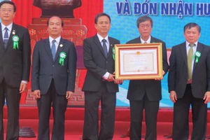 Trường Đại học Y Dược Huế đón Huân chương Độc lập hạng Ba