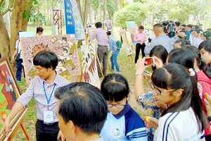 Thầy Đàm Lê Hà Giang (x) và các học sinh trong một buổi sinh hoạt ngoại khóa (ảnh do nhân vật cung cấp)