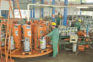 Giá gas giảm 23.000 đồng/ bình 12 kg từ ngày 1-5-2017