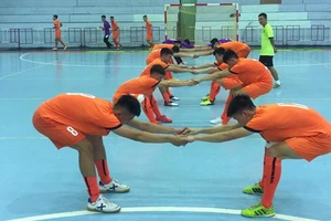 Các cầu thủ U20 futsal Việt Nam trong buổi tập đầu tiên tại Thái Lan. Ảnh: Anh Trần