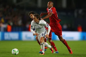 Modric đi bóng trước sự đeo bám của N’Zonzi.