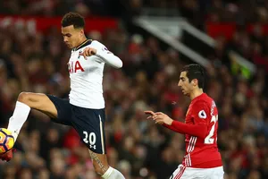 Tottenham (trái) nhiều khả năng sẽ đòi nợ thành công Man.United.