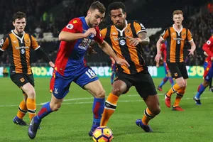 Crystal Palace (trái) cần một kết quả có lợi trước Hull City để trụ hạng.