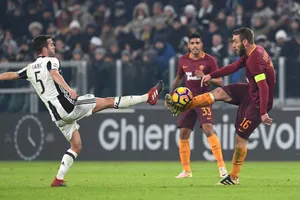 Miralem Pjanic (trái, Juventus) so giày với Daniele De Rossi (Roma).