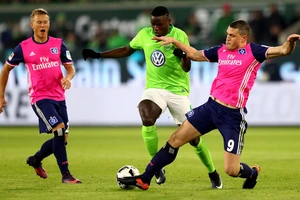 Wolfsburg (trái) có thể tránh được suất phải dự vòng play-off vào cuối mùa.