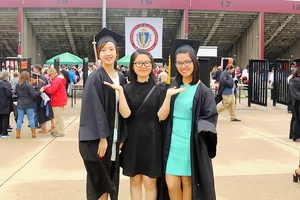 Ngày tốt nghiệp tại Trường đại học Massachusetts Amherst, Mỹ