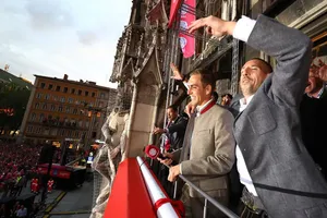 Các cầu thủ Bayern Munich hạnh phúc trong ngày đăng quang trên ban công của Tòa Thị chính Munich.