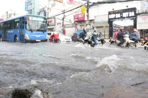 Nhiều tuyến đường trên địa bàn TPHCM cứ mưa là ngập. Ảnh: VÕ THẮM