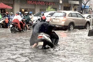 Đường Trần Hưng Đạo (quận 5) trước đây dù mưa lớn vẫn không ngập nhưng nay ngập lênh láng.