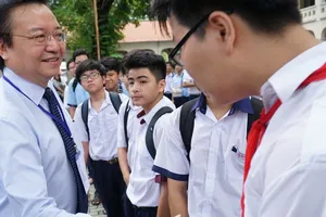Giám đốc Sở GD-ĐT TPHCM Lê Hồng Sơn ân cần thăm hỏi, động viên các thí sinh