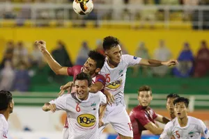 Pha uy hiếp khung thành của Marcelo (giữa) trước hàng phòng thủ HAGL. Ảnh: Dũng Phương