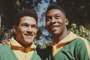 Garrincha (trái) và Vua bóng đá Pele. 