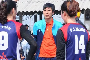 HLV Hữu Hà (giữa) và các VĐV trẻ.