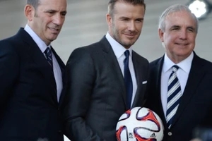 Beckham và những nhà điều hành giải nhà nghề Mỹ trong cuộc họp báo.