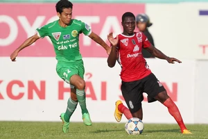Năm 2015, ĐTLA không phát hiện cầu thủ Souleymane (phải) bệnh tim và vẫn ra sân nhưng năm 2016 chuyển nhượng cho Đà Nẵng thì CLB kết luận cầu thủ này bị bệnh tim.
