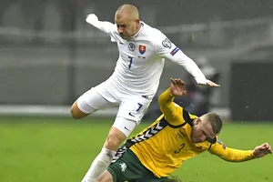 Slovakia (trái) sẽ không khó vượt qua Litva.