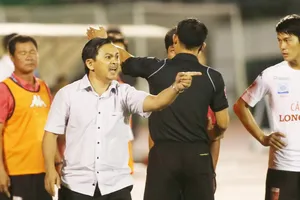 Cách hành xử của “Vua áo đen” trong trận TPHCM – Long An khiến người hiền như cựu Chủ tịch Võ Thành Nhiệm phải nhảy vào sân tranh cãi gay gắt. Ảnh: Dũng Phương