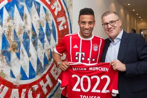 Corentin Tolisso (trái) vừa ký hợp đồng có thời hạn cho đến năm 2022 với Bayern Munich.