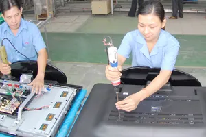 Doanh nghiệp sẽ phát triển mạnh, bền vững dưới sự điều hành của Chính phủ kiến tạo (Ảnh: Sản xuất ti vi thế hệ mới tại một doanh nghiệp) Ảnh: CAO THĂNG