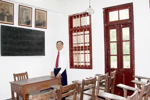 PGS-TS Nguyễn Việt Hùng tại di tích lớp đào tạo cán bộ của tổ chức Việt Nam Thanh niên cách mạng đồng chí Hội ở Quảng Châu