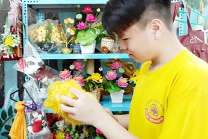 Trẻ khuyết tật mừng vui nâng niu sản phẩm do chính tay mình làm ra