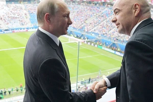 Tổng thống Vladimir Putin (trái) xuất hiện cùng với Chủ tịch FIFA, Gianni Infatino trên sân St. Petersbourg.