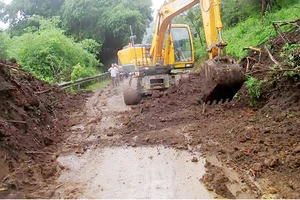 Sạt lở hơn 2.000m3 đất, đá trên đèo Hoàng Liên Sơn 