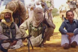 Một con tin bị nhóm khủng bố Al-Qaeda bắt giữ. Ảnh minh họa. AP