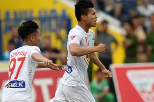 Văn Thanh (phải) tiếp tục chơi thăng hoa với bàn gỡ hòa 2-2 cho HAGL. Ảnh: T.L